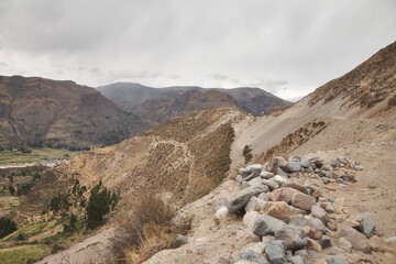 Reise durch Südamerika, Peru. Wandern im Colca Canyon entlang des Rio Colca.