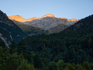 Fototapeta na wymiar A golden sunset in Ordesa Natural Park captured from Bujaruelo Valley in Aragón 