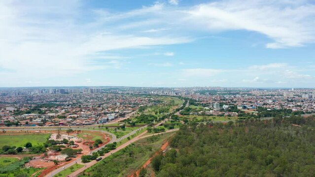 Floresta Nacional de Bras&iacute;lia, vista a&eacute;rea com cidade de Taguatinga ao fundo, foco seletivo