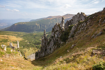 Fototapeta na wymiar sharp rocks of Shpytsi Mountain in Chornohora mountain range in Ukrainian