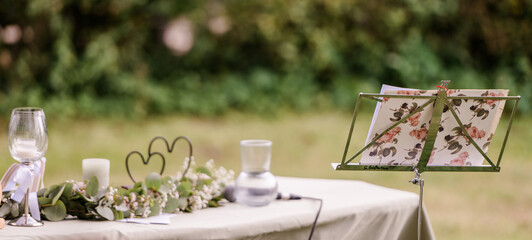 festliche Tischdeko Hochzeit mit Herzen, Blumen grün, Grüntöne im Freien mit Notenständer und...