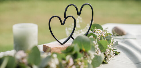 festliche Tischdeko Hochzeit mit Herzen, Blumen, Kerze grün, Grüntöne im Freien