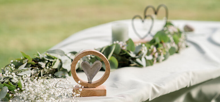 festliche Tischdeko Hochzeit mit Herzen, Blumen Kerze gr&uuml;n, Gr&uuml;nt&ouml;ne im Freien