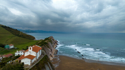 vista aérea de la costa de Zumaya en el País Vasco, España