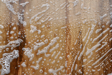 espuma de sabão lavando calçadas 