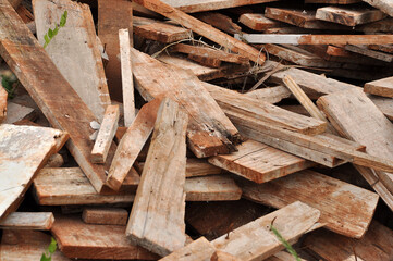 madeiras empilhadas para lenha 