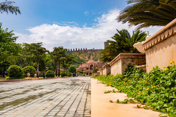 Obraz premium artistic carved red stone jain temple with bright blue sky at morning from unique angle