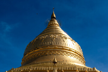 Fototapeta premium Golden dome of the Schwezigon Paya, Nyaung U, Bagan, Myanmar, Asia
