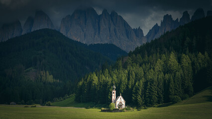 Kościół św. Jana w dolinie Val di Funes we włoskich Dolomitach © Karolina