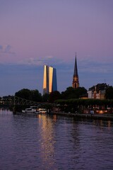 Fototapeta premium Panorama von Frankfurt mit Blick über den Main im Sonnenuntergang