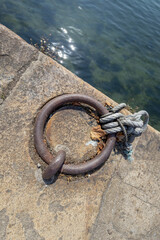 Waterfront mooring handle, iron ring, rust, leaf,+ in the Portuguese city of Porto - obrazy, fototapety, plakaty