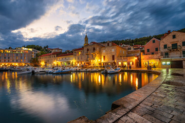 Fototapeta premium Scenic coast of town Hvar at dusk, Dalmatia, Croatia