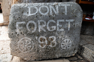 KAmień, tabliczka  z napisem „Nie zapomnij 93” nawiązująca do wojny w Bośni w Mostarze w...