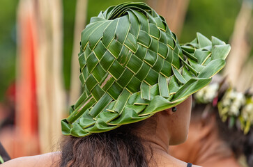 Femme polynésienne avec chapeau tressé en feuille de cocotier