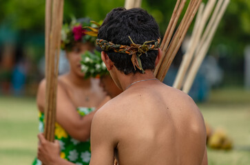 Jeune polynésien en tenue local au lancer de javelot 