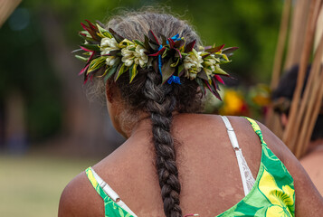 Femme Polynésienne de dos avec sa couronne de  fleurs sur la tête 