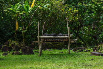 Barbecue naturel en bois et pierre volcanique à Tahiti en Polynésie