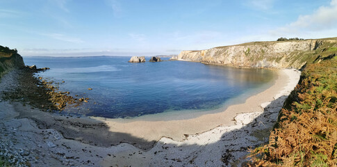 Presqu'&icirc;le de Crozon : panoramique de la plage de porzh naye