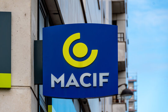 Paris, France - 25 septembre 2023: Enseigne et logo d'une agence Macif. La Macif est une soci&eacute;t&eacute; d'assurance mutuelle fran&ccedil;aise dont le si&egrave;ge est situ&eacute; &agrave; Niort, France