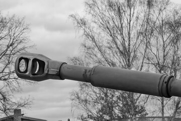 Die Mündungsbremse einer Kanone von einem Panzer.