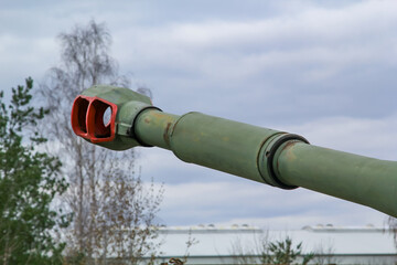 Die Mündungsbremse einer Kanone von einem Panzer.