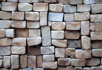 Eine Textur von Holz. Viele gestapelte Holzleisten von der Stirnseite.
