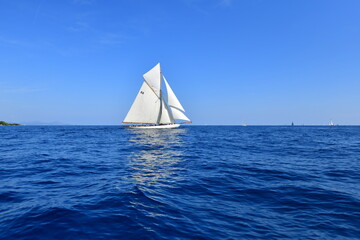 Vieux gréments aux voiles de Saint-Tropez 