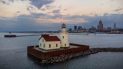 Fototapeta na wymiar Sunset on old lighthouse in Cleveland, Ohio