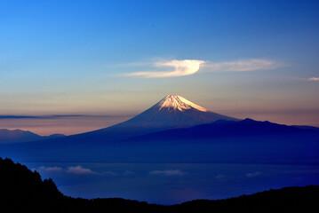 富士山とパイプ雲，達摩山からの駿河湾