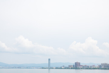 Fototapeta na wymiar 琵琶湖と町中