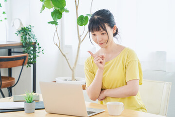 リモートワークをする女性