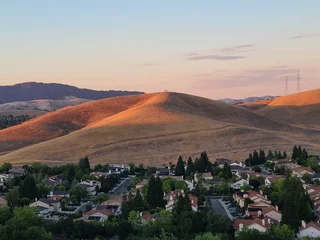 Outdoor-Kissen Sunset light over the East Bay hills in suburban San Francisco Bay Area © Salil