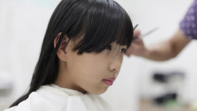 美容室で前髪カットしている可愛い子供の様子