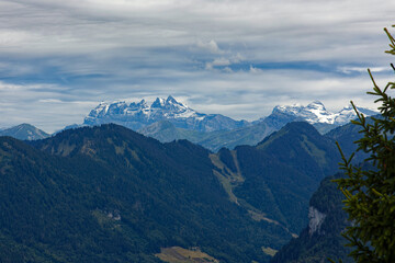 Naklejka premium Vue sur des hautes montagne enneigées des Alpes depuis les crêtes Hirmentaz en Haute Savoie