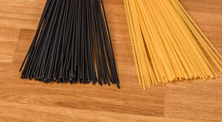Makaron spaghetti surowy czarny i biały - obrazy, fototapety, plakaty