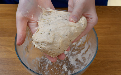 Wyrabiać ręcznie ciasto drożdżowe