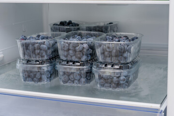 Owoce jagodowe w pojemnikach leżą na półce w lodówce  - obrazy, fototapety, plakaty