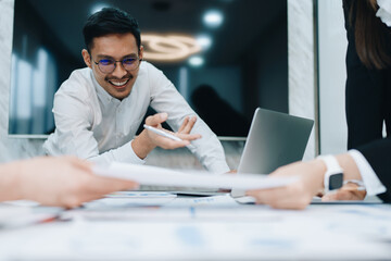 Obraz premium Asian business advisor meeting to analyze and discuss the situation on the financial report in the meeting room.Investment Consultant, Financial , teamwork ,brainstorming ,startup and accounting