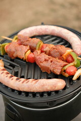 Barbecue au gaz - brochettes et saucisses au barbecue - vanlife