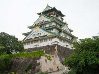 Fototapeta na wymiar Le château historique d'Osaka au Japon pendant l'été.