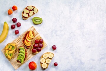 Healthy Breakfast Toasts with Peanut Butter