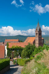 Fototapeta na wymiar Ortsbild mit der protestantischen Kirche in Lichtenberg. Departement Bas-Rhin in der Region Elsass in Frankreich