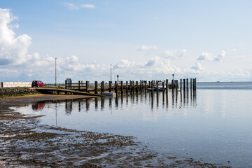 Obraz premium Insel Amrum am Deich in Steenodde Strandszene bei Niedrigwasser