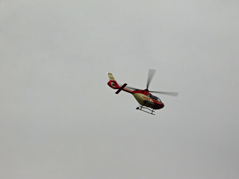 Templin in der Uckermark, Brandenburg / Deutschland - 27. August 2023: Hubschrauber von der Luftrettung DRF - Notarzt in der Luft