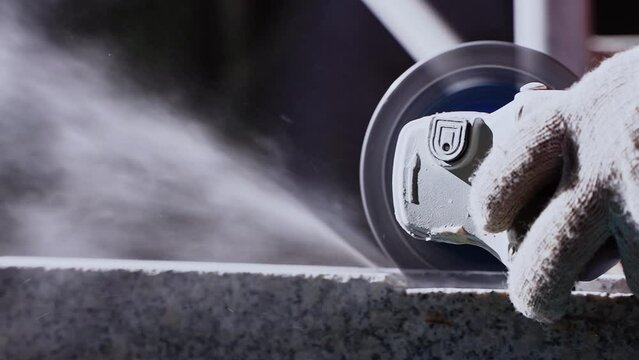 The angle grinder cutting the marble