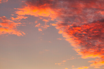 Obraz premium Capturing Sunrise's Elegance: The Luminous Orange Clouds