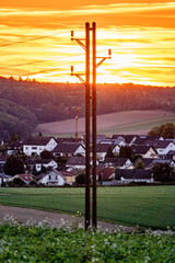 Strommast am Ortsrand bei Sonnenuntergang