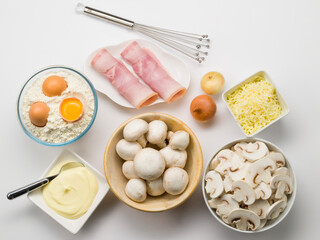 Jamón , champiñones, queso, cebolla, huevos, harina, crema y varilla. Ham, mushrooms, cheese, onion, eggs, flour, cream and whisk