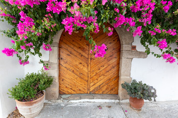 Bougainvillea an einem Eingang zu einem Haus in Griechenland