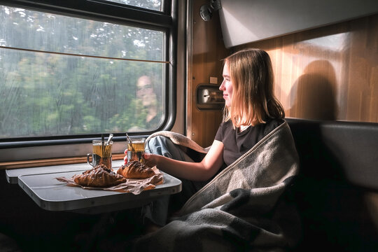 Travel.train travel,Eco travel by train,woman traveling alone,digital nomad,bleisure,work travel,nomad aesthetic,nomadding,road trip solo,memoon,solo honeymoon,slow travel